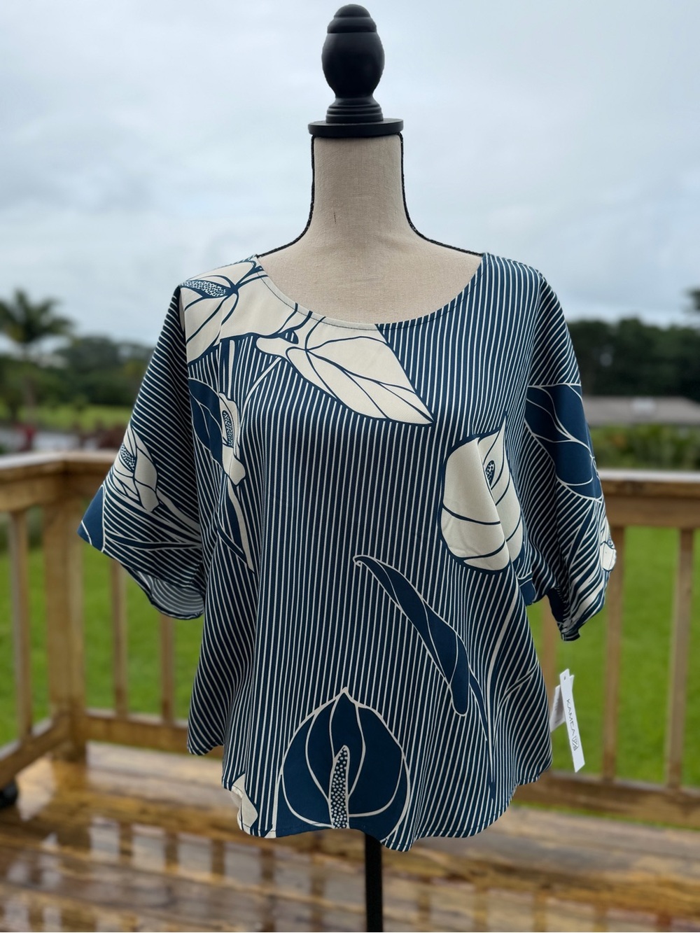 Kamea. Auni top anthurium Blue pinstriped top. Brand new. Never used. Size Med